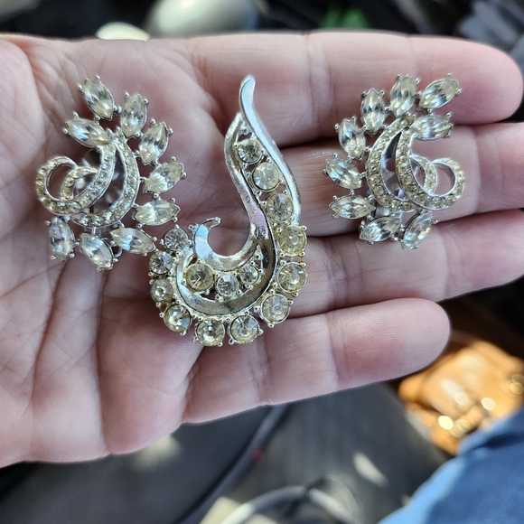 Vintage Swirl Rhinestone Brooch & Earring Demi Set clear silver tone *read - Picture 4 of 15